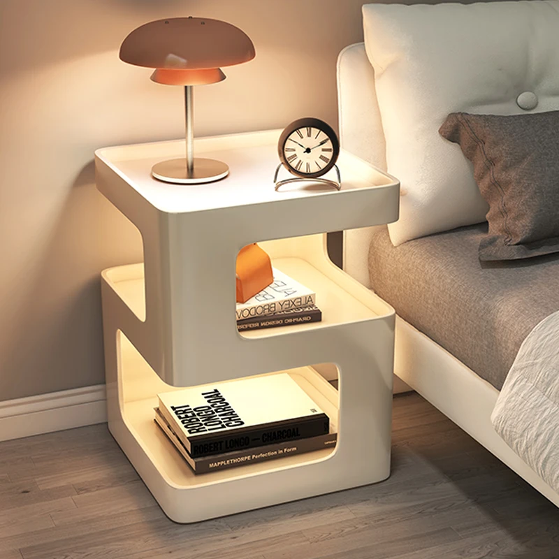 Interior Design Your Home - モダンでシンプルなベッドサイドテーブルは、ファッショナブルでエレガント、そして寛大なデザインで、あなたの家のインテリアを完璧に仕上げるデザイナーズ家具です。