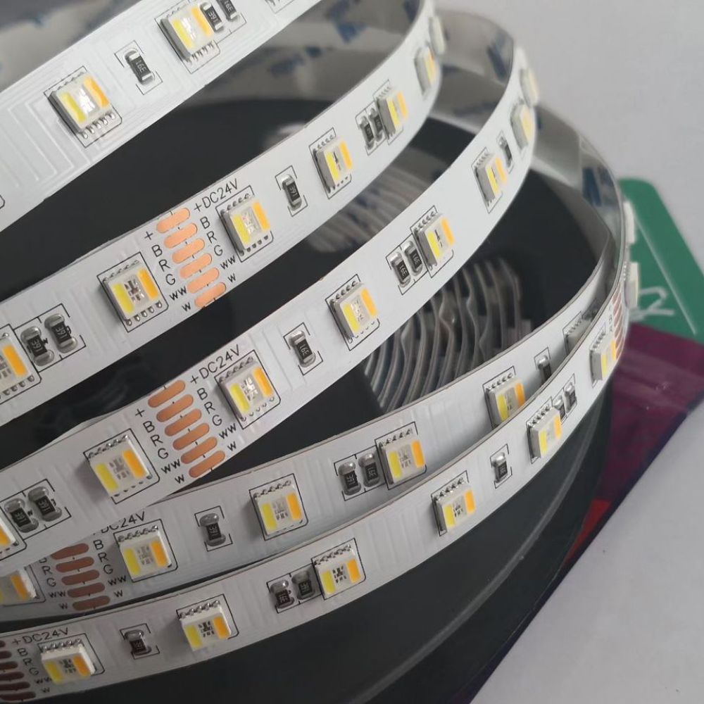スマートRGBCW 5in1 LEDストリップライト 24V - Interior Design Output のレビューと価格